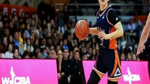 阿方索虽伤退仍场边指挥加拿大队战术布局